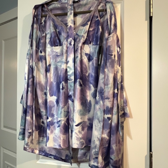 Nightgown and robe - Picture 2 of 2